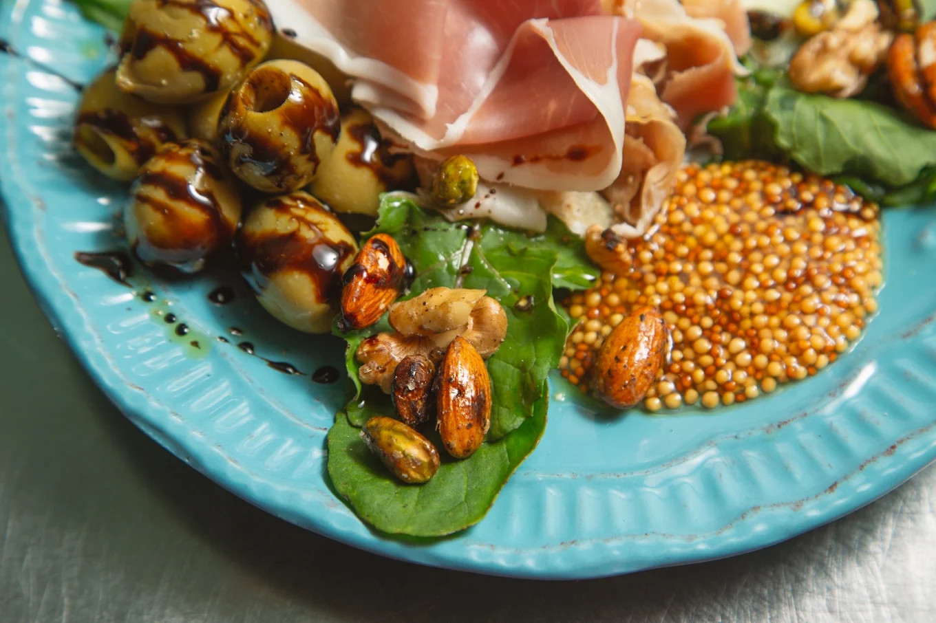 Prosciutto con Mostaza y Aceitunas